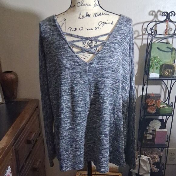 UMGEE Gray V-Neck Sweater with Crisscross Detail Size Large - Picture 1 of 6